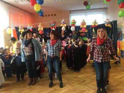 Zdjęcie 19 - W KARNAWALE PRZEDSZKOLAKI BAWIĄ SIĘ WSPANIALE
