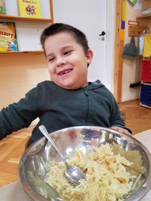Zdjęcie 13 - Ćwiczymy rączki w musie jabłkowym