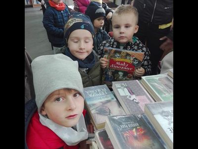 Zdjęcie 1 - TYGRYSKI ODWIEDZIŁY BIBLIOTEKĘ OSIEDLOWĄ