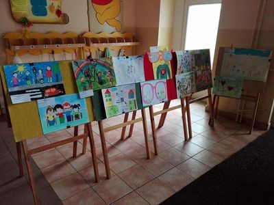 Zdjęcie 3 - POMÓŻ MI PRZYJACIELU - INTEGRACJA W OCZACH DZIECKA.... ROZSTRZYGNIĘCIE MIĘDZYPRZEDSZKOLNEGO KONKURSU PLASTYCZNEGO