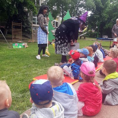 Zdjęcie 37 - Dzień Dziecka - Przedstawienie nauczyciele dzieciom "Jaś I Małgosia"