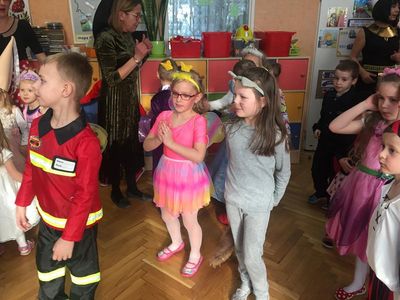 Zdjęcie 18 - W KARNAWALE PRZEDSZKOLAKI BAWIĄ SIĘ WSPANIALE