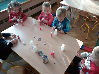 Zdjęcie 7 - Maleństwa biorą udział w konkursie "Choinka w eko odsłonie"